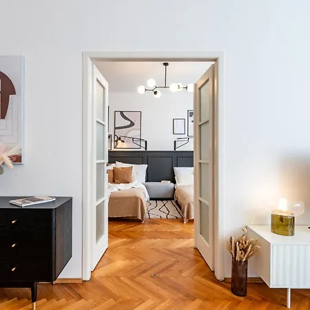 Apartamento Days - With Balcony & Garage Near Vltava River In New Town