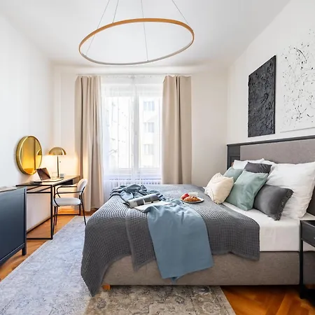 Days - With Balcony & Garage Near Vltava River In New Town * Praga