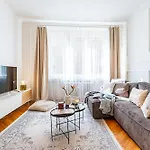 Days - With Balcony & Garage Near Vltava River In New Town * Prag