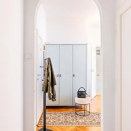Days - With Balcony & Garage Near Vltava River In New Town アパート
